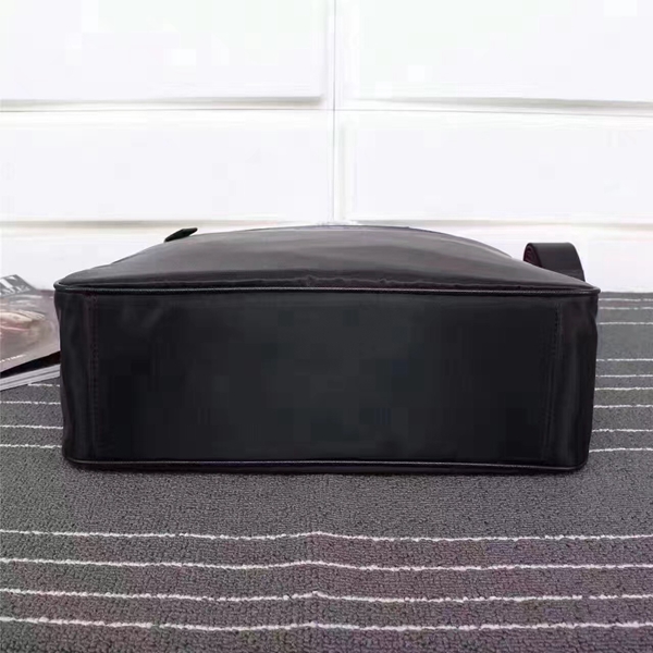 プラダバッグ側面デザイン